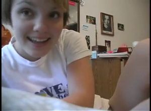 Волосатую манду ласкает чёрным вибратором